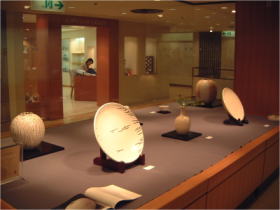 【萩作陶二十五年・樋口大桂展】横浜高島屋７階美術画廊にて・画廊の前にあるステージとショーウインドーに展示された作品No1