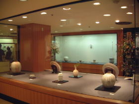 【萩作陶二十五年・樋口大桂展】横浜高島屋７階美術画廊にて・画廊の前にあるステージとショーウインドーに展示された作品No2