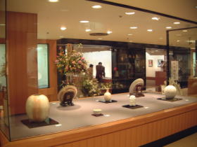 【萩作陶二十五年・樋口大桂展】横浜高島屋７階美術画廊にて・画廊の前にあるステージとショーウインドーに展示された作品No3