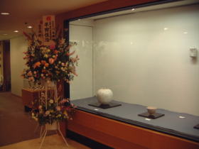 【萩作陶二十五年・樋口大桂展】横浜高島屋７階美術画廊にて・画廊の前にあるステージとショーウインドーに展示された作品No4