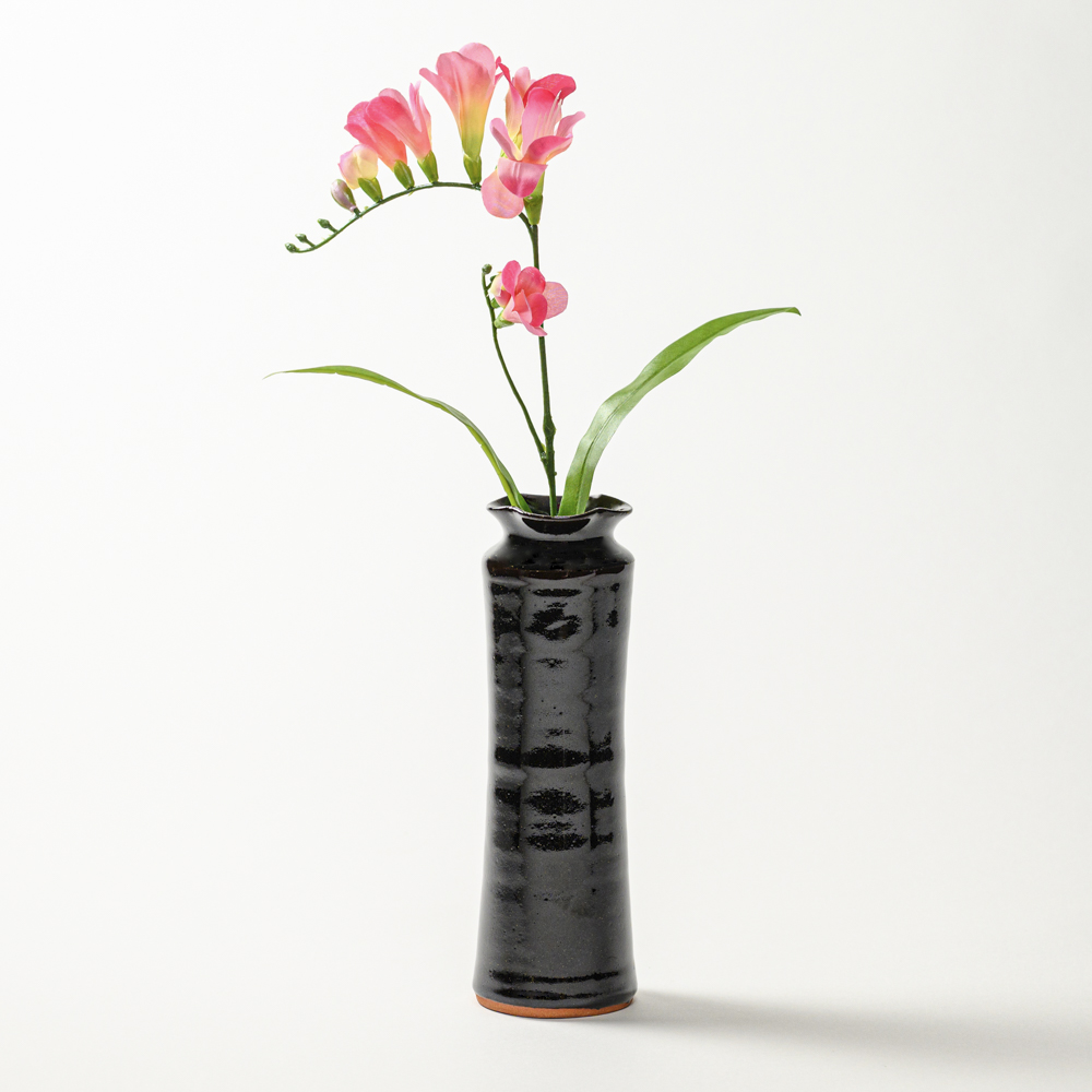 萩焼(伝統的工芸品)花入細手銀黒星釉肩衝輪花