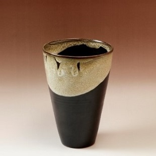 萩焼(伝統的工芸品)花入広口掛分け(黒釉&わら)呉器